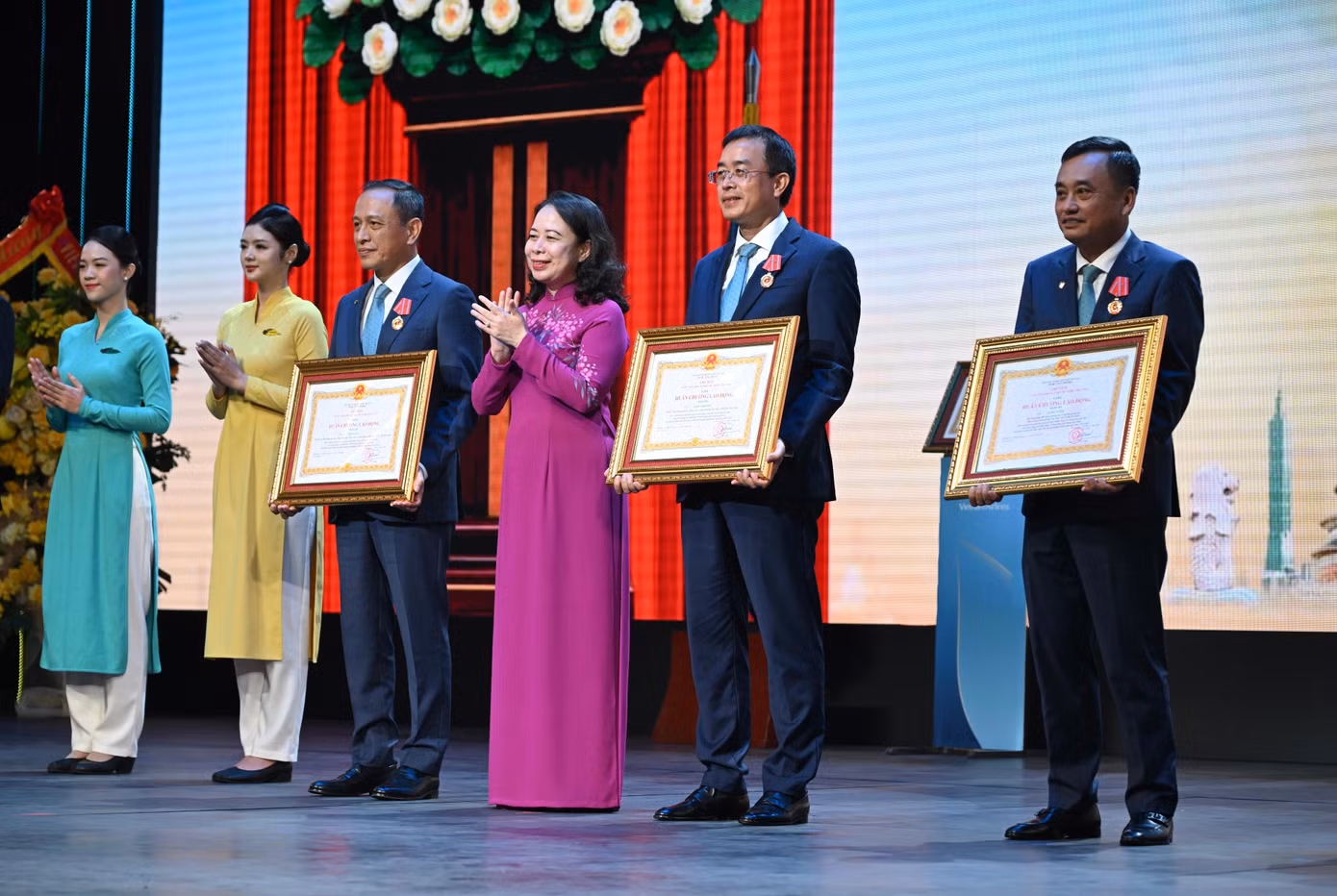 2-pho-chu-tich-nuoc-vo-thi-anh-xuan-trao-huan-chuong-lao-dong-hang-ba-cho-lanh-dao-vietnam-airlines-anh-vna.jpg