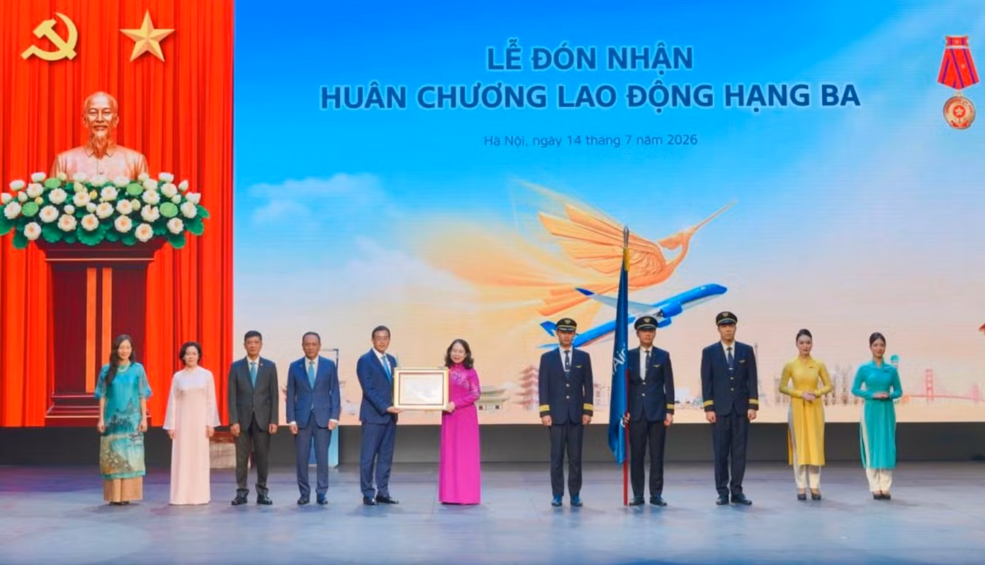 1-pho-chu-tich-nuoc-vo-thi-anh-xuan-trao-huan-chuong-lao-dong-hang-ba-cho-tong-cong-ty-hang-khong-viet-nam-anh-vna-9274-5419-5302.jpg