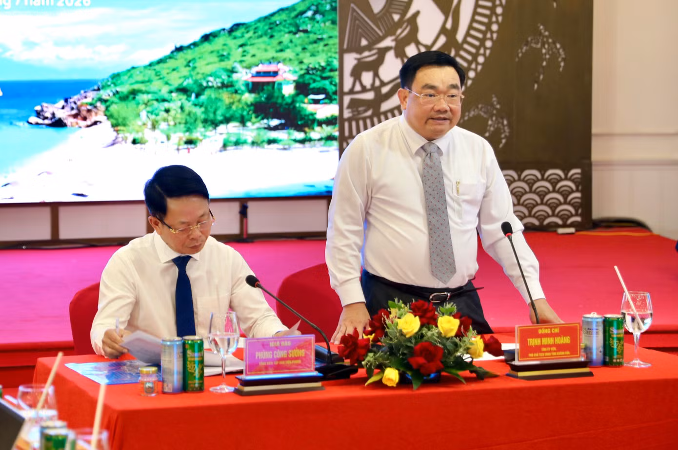 toan-canh-2-chu-tri-hoi-thao.jpg