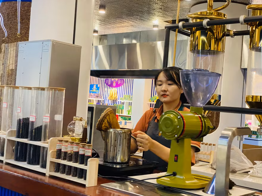 Khách chờ quả rụng trong quán M1 Coffee. Ảnh: Xuân Nguyễn.