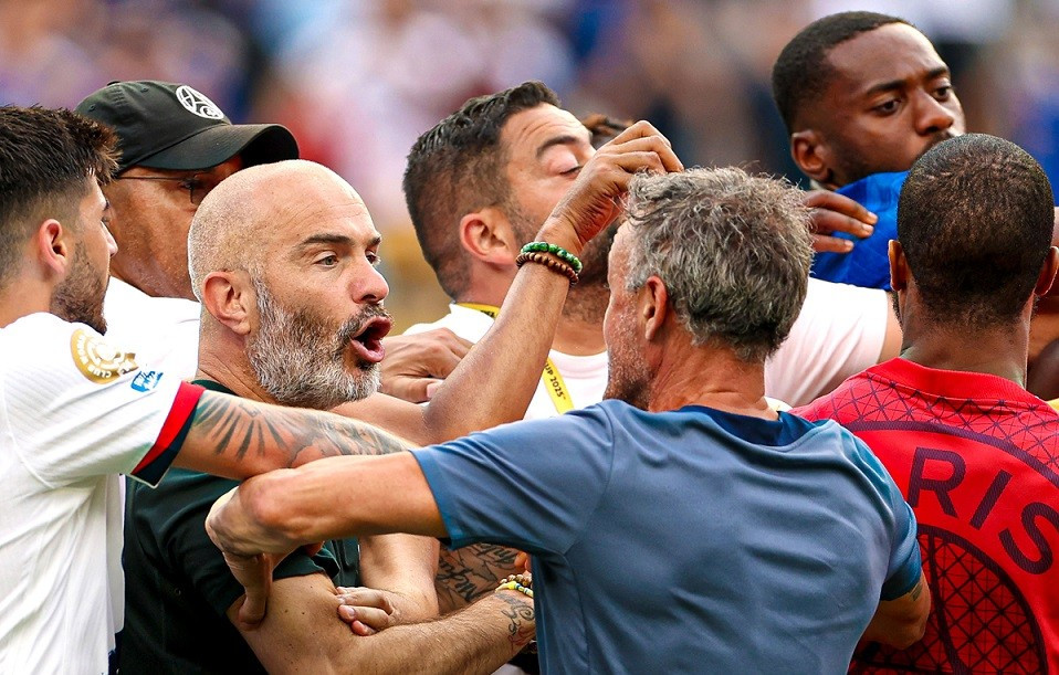 HLV Luis Enrique phản ứng về hành động xấu xí với Chelsea | Báo điện tử  Tiền Phong