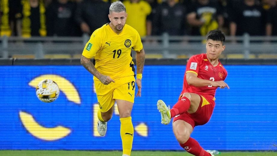 Li&ecirc;n tiếp đ&oacute;n tin vui sau khi được AFC xử thắng Malaysia, ĐT Việt Nam 'nhảy vọt' tr&ecirc;n BXH FIFA