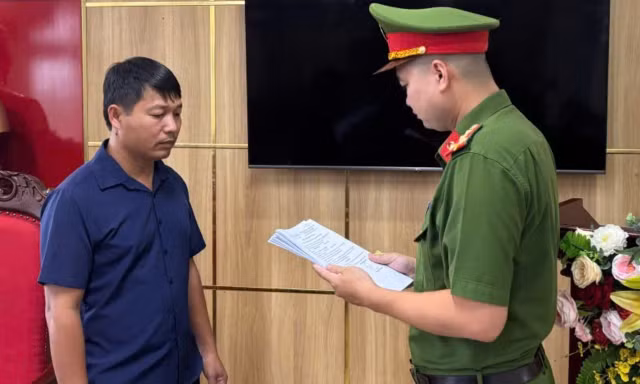 Khởi tố chủ cơ sở dùng hơn 163 tấn chất thải làm gạch