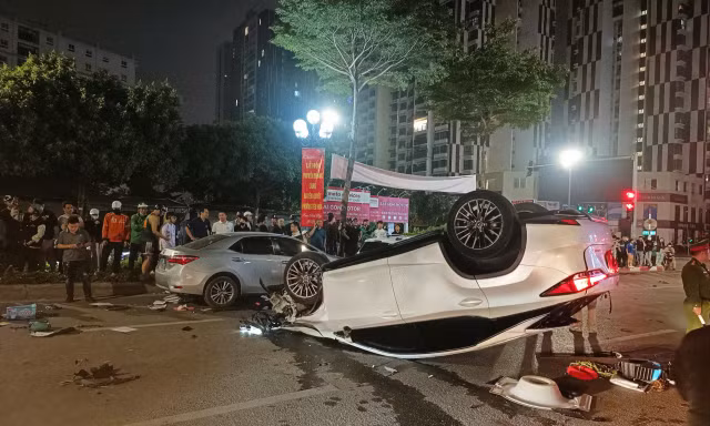Hà Nội: Ô tô Lexus gây tai nạn liên hoàn trên phố Trung Kính rồi lật ngửa