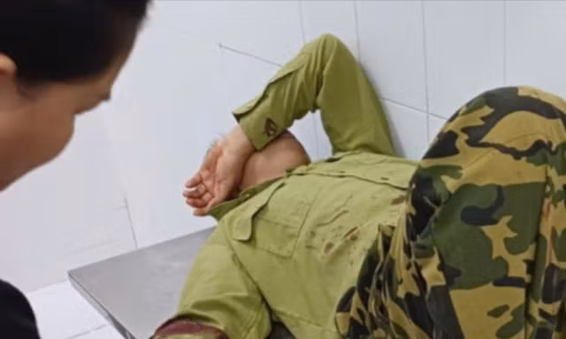 Truy đuổi đối tượng nghi vấn, nhân viên bảo vệ rừng bị chém thương tích