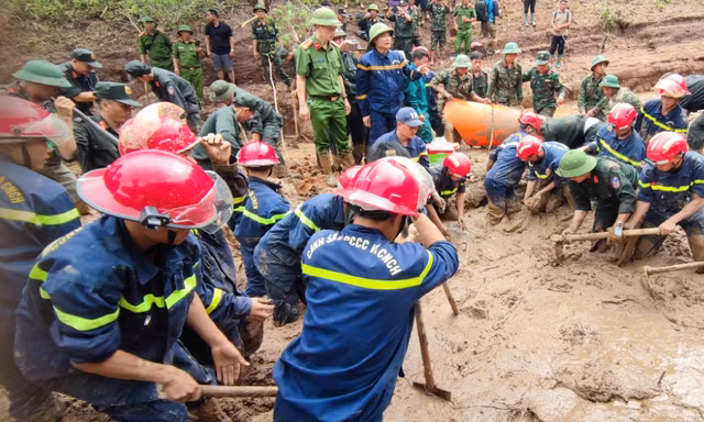 Cảnh sát bạt núi, dỡ cây, lội bộ hơn 45 km cứu dân