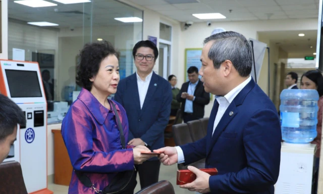 Chủ tịch Hà Nội kiểm tra công vụ bộ phận 'một cửa', lì xì cho người dân 