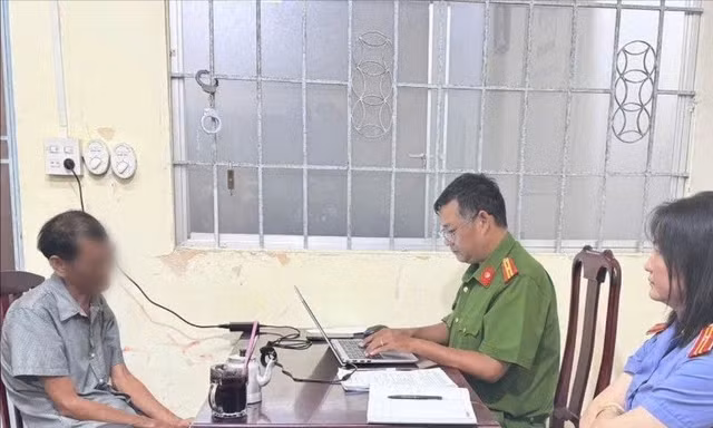 Công an làm việc với người đàn ông bị tố xâm hại bé gái 10 tuổi ở Cần Thơ