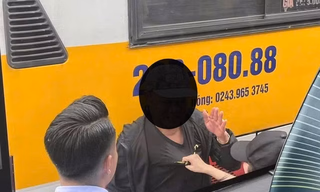 Khống chế đối tượng có hành sàm sỡ thiếu nữ ở bến xe buýt