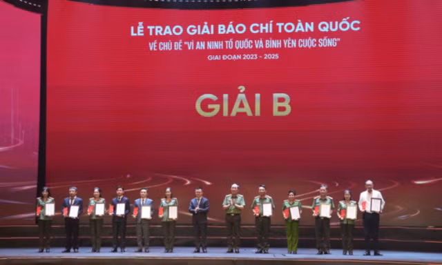 Báo Tiền Phong giành giải B Giải báo chí toàn quốc 'Vì An ninh Tổ quốc và bình yên cuộc sống'