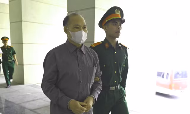 Cảnh dẫn giải cựu Thứ trưởng Hoàng Văn Thắng cùng đồng phạm đến tòa
