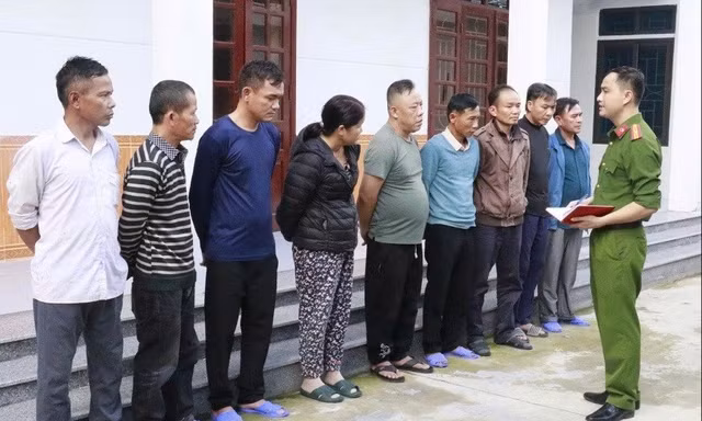 Lấy cớ đến chia buồn cùng gia đình có tang lễ để tổ chức đánh bạc