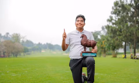 Nhà vô địch Golf Quốc gia 2024 Nguyễn Đức Sơn giành danh hiệu chuyên nghiệp đầu tiên