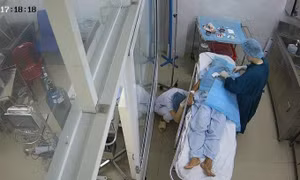 Điều dưỡng mệt nhoài vẫn cố nắm tay bà cụ 'đòi chết' sau 10 năm chạy thận