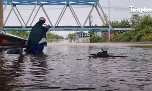 Nước sông ở Đà Nẵng dâng cao, tràn lên đường