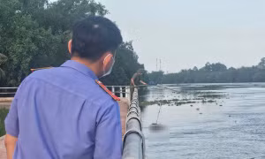 Phát hiện thi thể một người đàn ông không mặc quần áo nổi trên sông Vàm Cỏ Tây