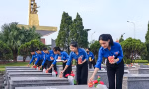 Tuổi trẻ Đà Nẵng, Bình Định thắp ngàn ngọn nến tưởng niệm các anh hùng, liệt sĩ