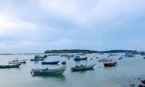 Tàu cá chở 22 người bị chìm trên biển Phú Quý, 2 người mất tích