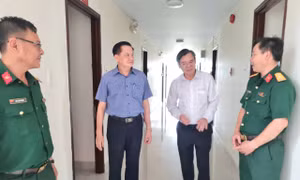 Chủ tịch TP. Cần Thơ kiểm tra thực tế nơi dự kiến cho cán bộ về ở sau sáp nhập