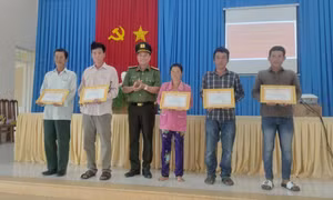 Khen thưởng 5 người nhặt và nộp lại ma túy trôi dạt vào bờ biển