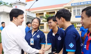 Bí thư Trung ương Đoàn động viên tình nguyện viên Tiếp sức mùa thi tại Hậu Giang