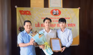 Kết nạp Đảng cho 2 sinh viên 5 tốt