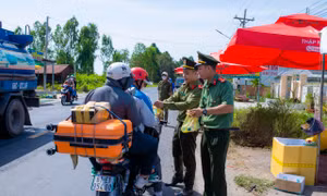 Xúc động hình ảnh công an và đoàn thanh niên tiếp sức người dân về quê đón Tết
