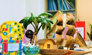 Độc đáo tranh và sản phẩm tái chế đem sức sống mới cho khu cách ly