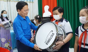 Bí thư thứ nhất Trung ương Đoàn tặng quà thiếu nhi Tiền Giang