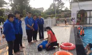 Cán bộ Đoàn dạy bơi, dạy hát cho trẻ dịp hè
