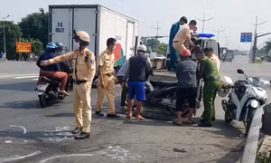 Xe bồn tông nhiều xe máy dừng đèn đỏ ở TP.HCM