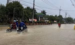 Mưa lớn ở Đồng Nai, đường ngập sâu khiến hàng loạt xe chết máy