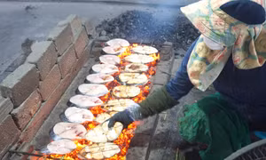 Nhân công mướt mồ hôi giữa trời Đông, phố biển Cửa Lò tất bật nướng cá thu ngày cuối năm