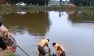 Phát hiện thi thể thiếu nữ dưới hồ câu cá, để lại xe máy trên bờ