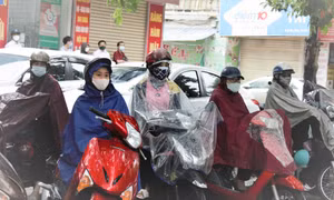 Hình ảnh xúc động: Bồn chồn đội mưa chờ con làm bài thi