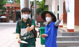Đoàn viên tình nguyện nhiệt tình hướng dẫn thí sinh đến làm thủ tục thi 