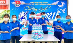 Những món quà của tuổi trẻ Nghệ An cổ vũ sĩ tử tự tin 'vượt vũ môn'
