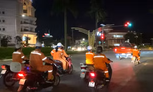 Cán bộ nhân viên điện lực đi từng ngõ, gõ từng nhà tuyên truyền tiết kiệm điện