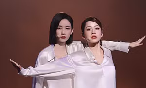 Vì sao stylist Hoàng Ku mạo hiểm để Chi Pu - Lưu Nhã Sắt diện đồ ngủ lên sân khấu?