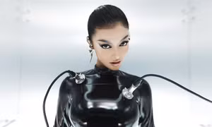 Á hậu Kiều Loan hóa “người hành tinh khác” trong váy áo độc đáo của Chung Thanh Phong