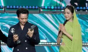 Phản ứng của Hoa hậu Thanh Thủy khi được hỏi về ý nghĩa của chiếc đầm xanh lá