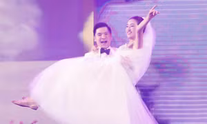 Trước Phương Oanh, nhiều người đẹp V-Biz cũng chọn đi giày bệt trong đám cưới