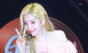 Dahyun (TWICE) lại gây choáng với làn da khó tin: Da trắng như đậu hũ là có thật
