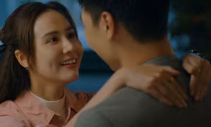 Chờ mãi mới có cảnh lãng mạn nhưng Huyền Lizzie - Mạnh Trường lại bị chê gượng gạo