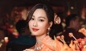 Khoe túi hiệu nhưng Hoa hậu Đặng Thu Thảo rất kín đáo, để ý lắm mới nhận ra