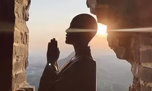 'Cú sốc sang chấn nhất V-biz' hôm nay: Ngọc Trinh 'nóng bỏng' quyết định cạo đầu đi tu