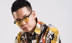 Rapper đình đám bồ cũ siêu mẫu Minh Tú cầm thứ gì trên tay mà bị netizen chỉ trích dữ dội?