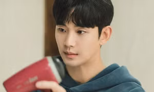 Queen Of Tears: Kim Soo Hyun siêu giàu vẫn diện lại đồ cũ từ 10 năm trước