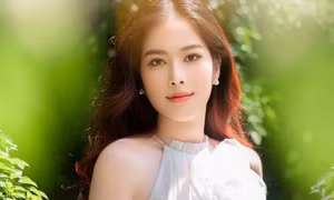 Vì sao đang livestream trò chuyện Nam Em lại giật mình né người khỏi ống kính?