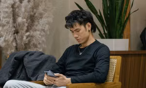 Nhận không ra "mỹ nam tổng tài" Nhan Phúc Vinh trong phim mới đóng cùng Lê Bống